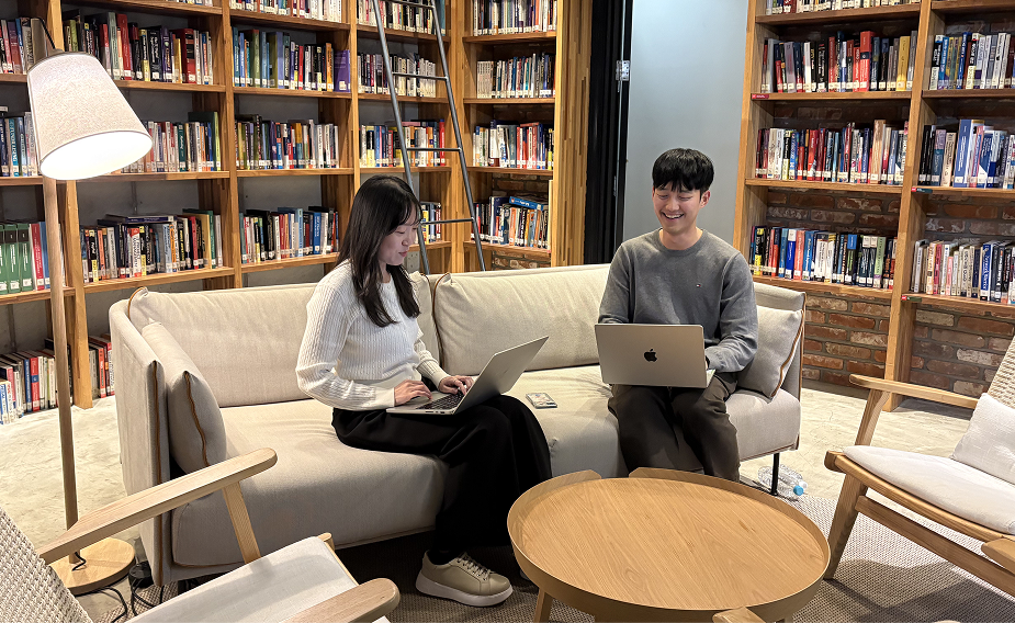 네이버웍스 AI 스튜디오를 개발한 문상빈 님과 기획자 엄효진 님